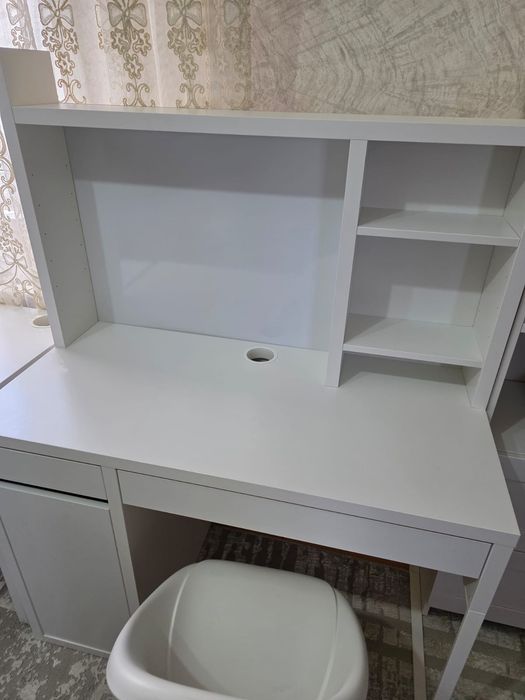 Письменный стол от IKEA МИККЕ