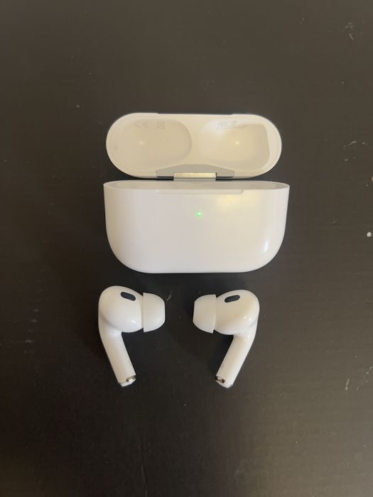 Vand casti airpods noi