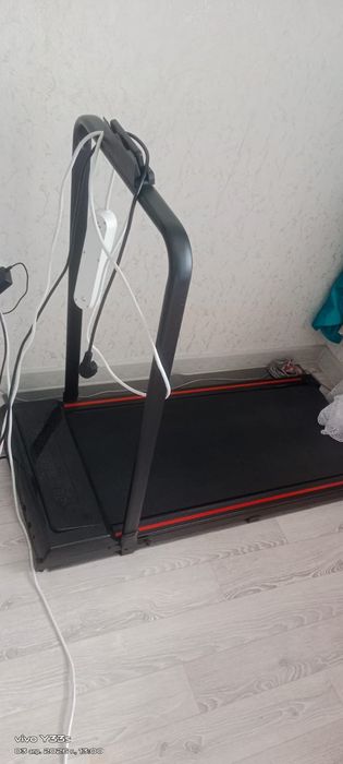 Беговая дорожка для спорта.