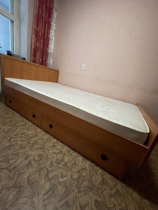 Полутораспальная кровать шкаф стол стулья