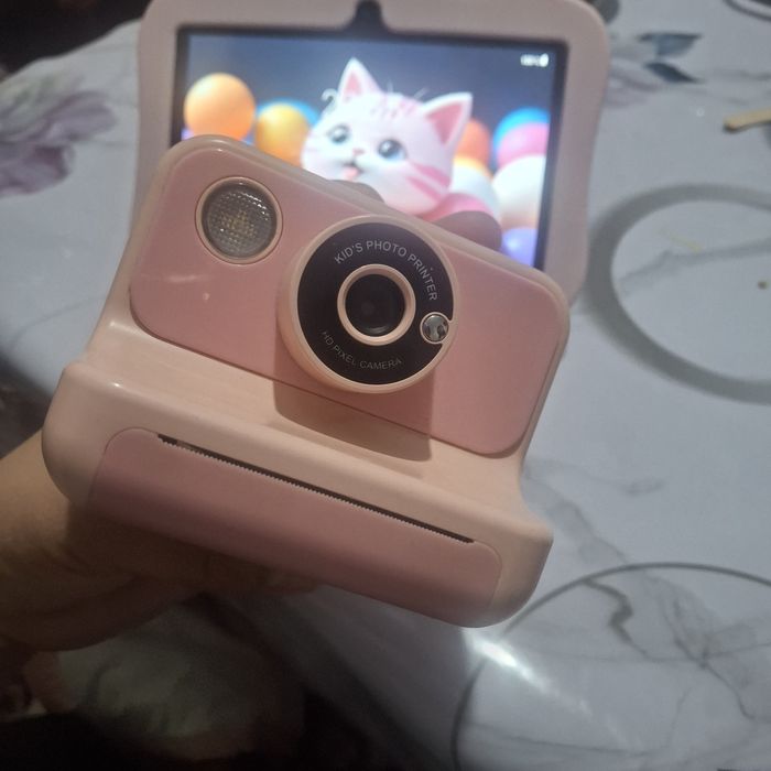 Фотоаппарат  өзі шығарады