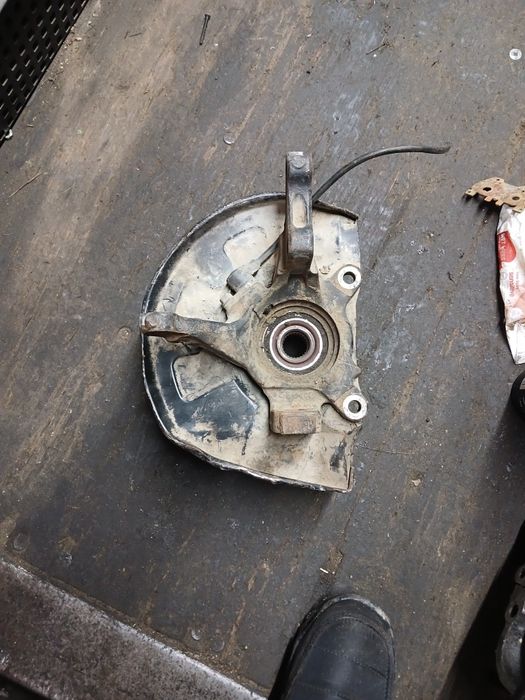 Передняя ступица Вольво S40 левая