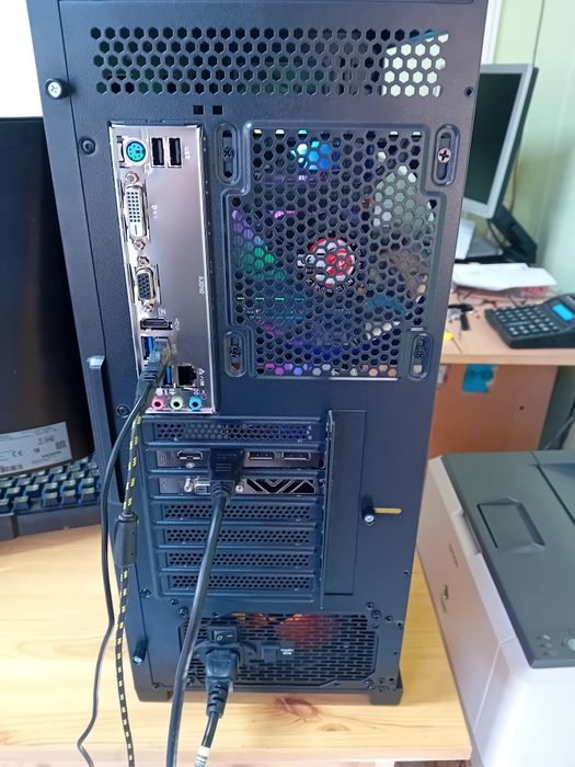 Гейминг компютър  ryzen 5 5500 rx570 ssd 256