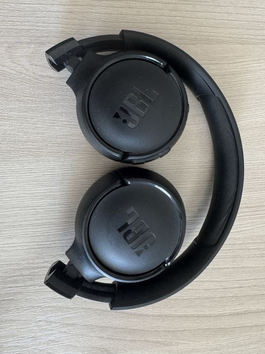 Продам новые наушники JBL