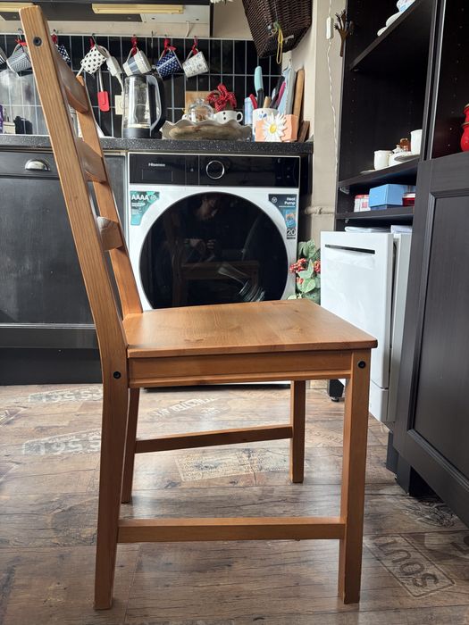 Дървени столове – 4 бр., запазени