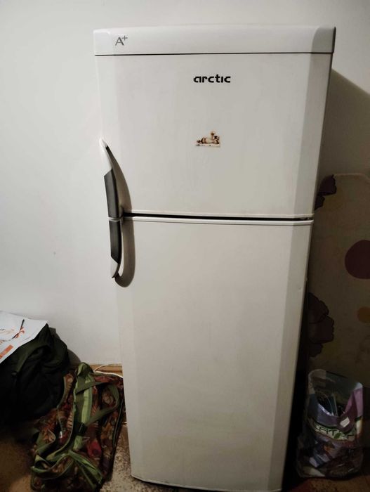 Vând frigider Arctic, cu două uși, Clasa A+, alb, foarte puțin folosit