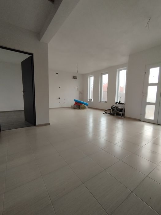 Casă nouă de vânzare