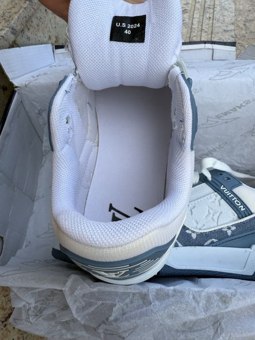 Adidasi noi in cutie