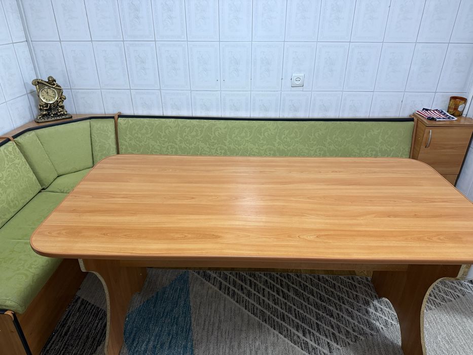Продам кухоннный уголок со столом