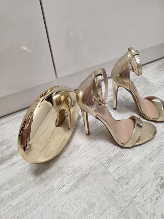 Чисто нови сандали на ток с чанта