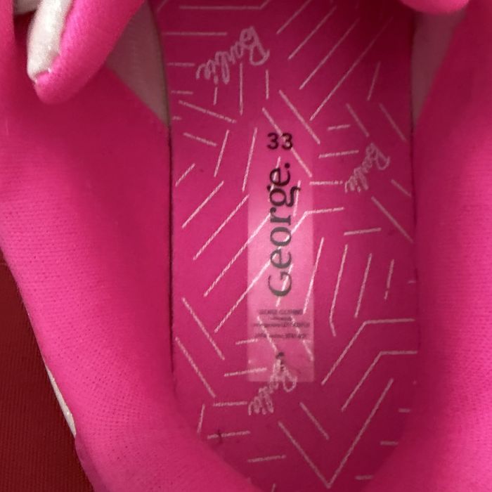 Vând Adidași Barbie mărimea 33 cu inimă luminoasă George – Stare perfectă