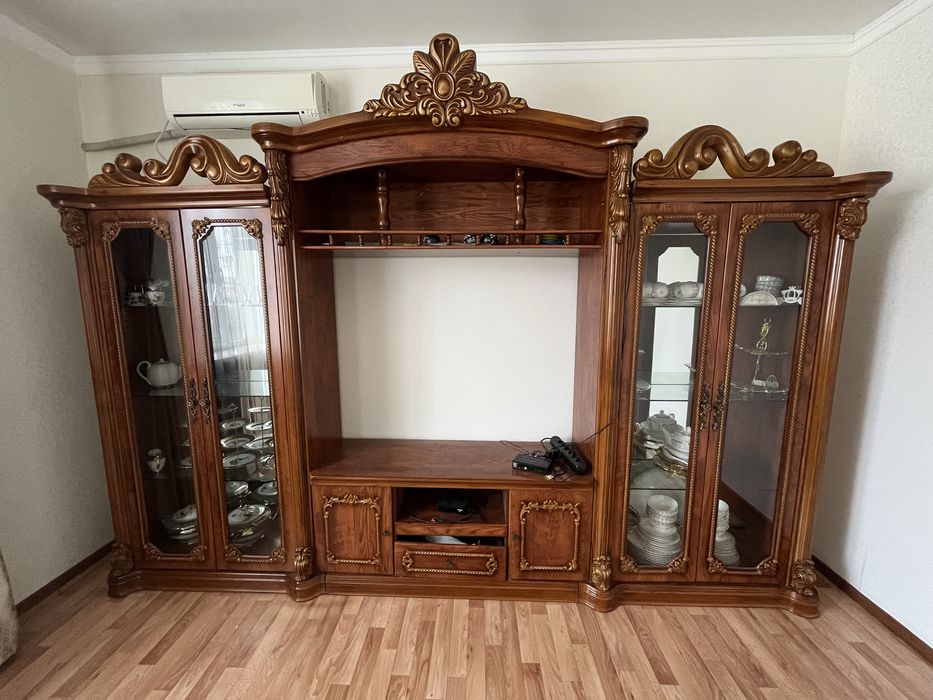 Сервант. В отличном состоянии.