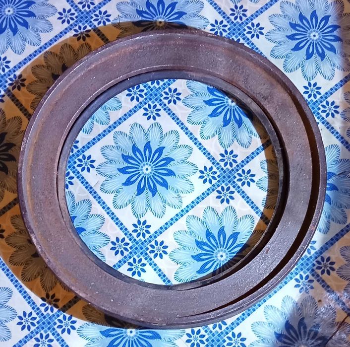 Продам. Запчасть к машине Урал.  Сальник со ступицей.  ГОСТ.