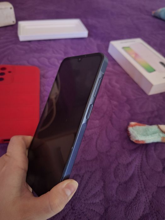 Vând samsung galaxy a 16 4,5 g in stare buna display si ecran nou se da si husa noua are doua semene de uzura dar funcționează foarte bine  la prețul