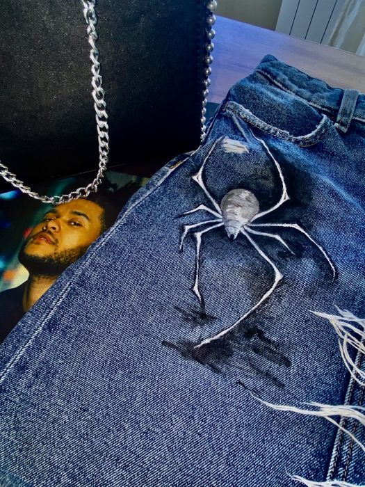 Дънкова пола (ръчно рисувана) Y2K