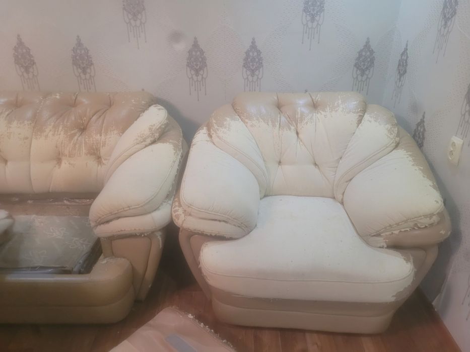 Продам диван срочно.