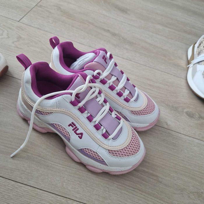 Vand mai multe perechi de adidasi dama noi originale