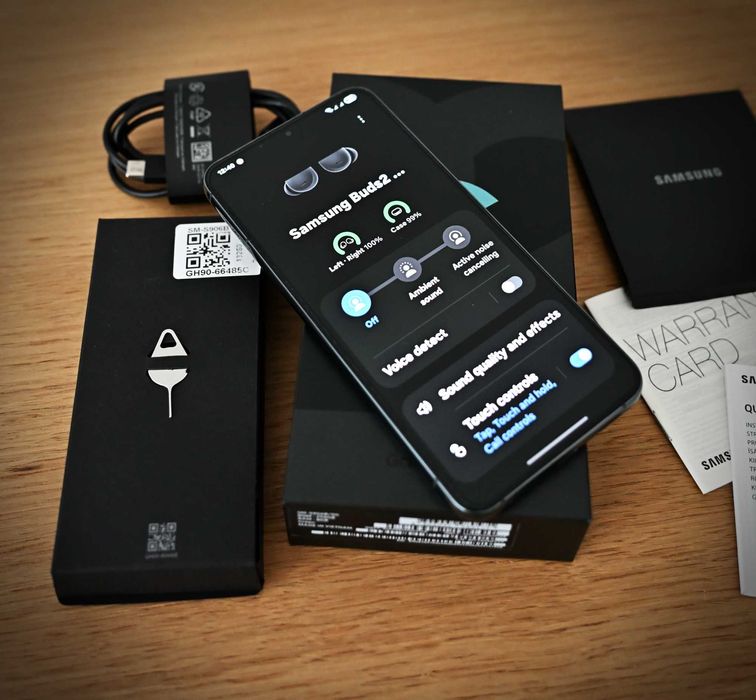 Комплект SAMSUNG S22+ със слушалки - в неразличимо от ново състояние