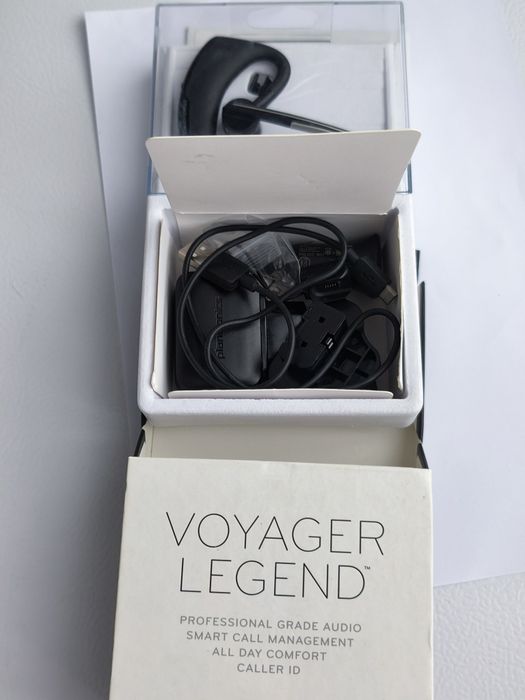 Casca Bluetooth Plantronics Voyager Legend si accesorii incluse