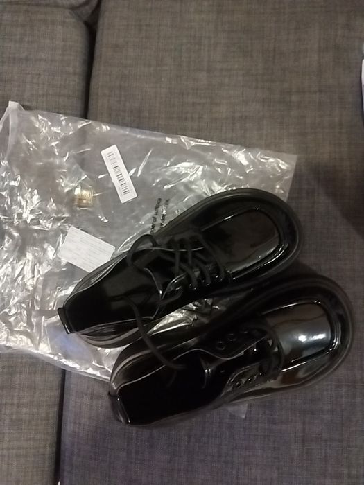 Дамски обувки с платформа, изкуствена кожа, гланциран лак. Цвят черен