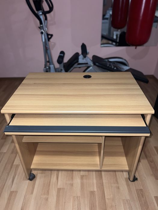 Компютърно бюро на колелца със стойка за клавиатура – светъл дъб