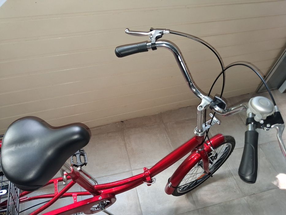 Tricicleta cu pedale si cos de cumpărături