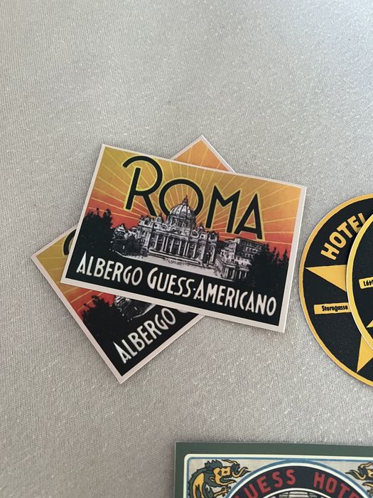 Stikere Guess-valiza, caiete, laptop etc