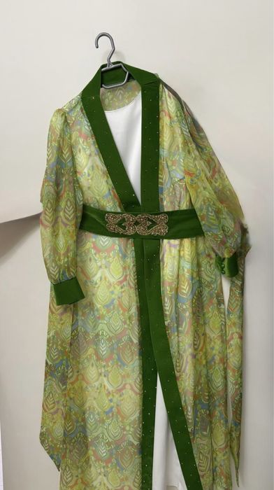 Продается платье с накидкой