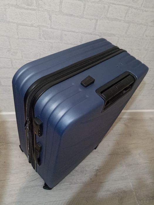Чемодан б/у, не пользовались, 90-100 л