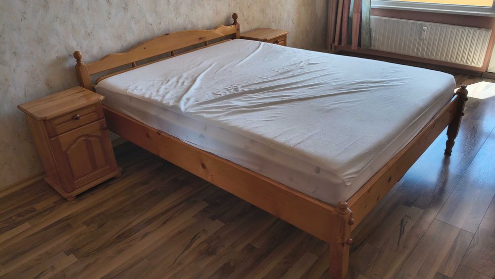 Комплект мебели за спалня от масивен чам