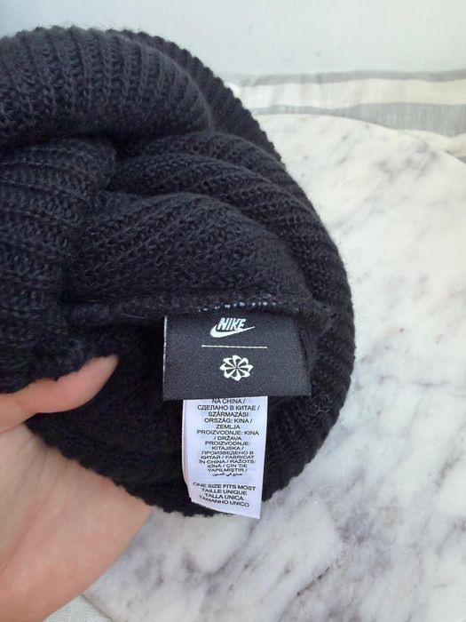 Nike Terra beanie căciulă unisex neagra cu logo mic lateral mărime OS noua originala