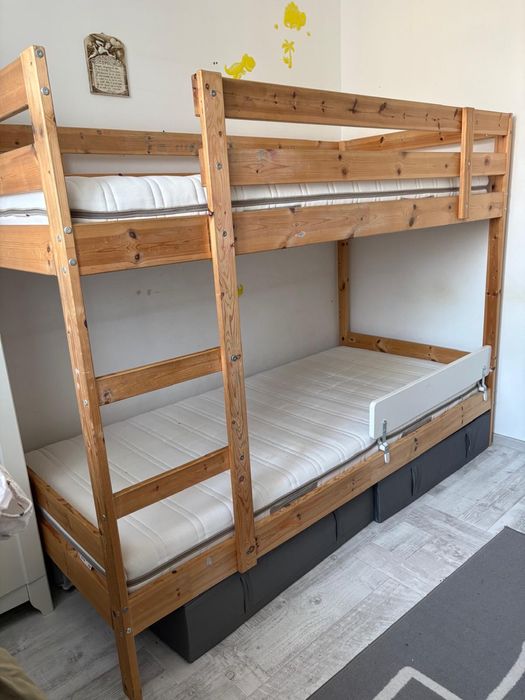 Se vinde pat suprapus din pin cu tot cu saltele(Ikea)