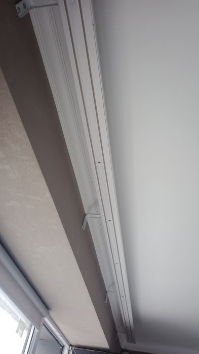 Установка потолочных карнизов.