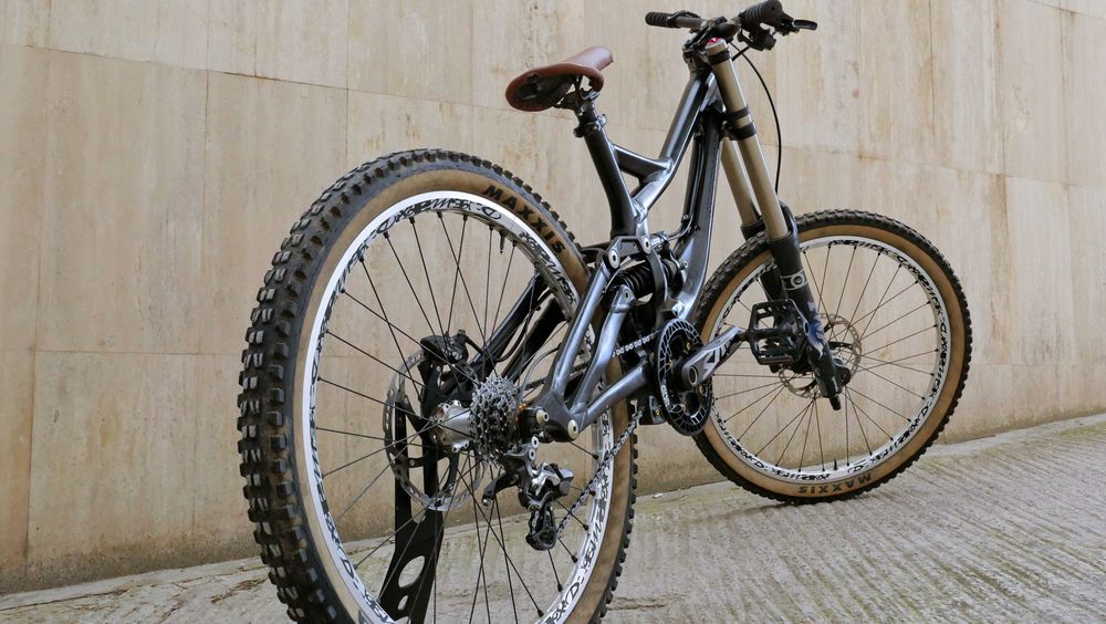 Specialized Demo 8 DH – FOX 40 RC2, Shimano Saint, Mavic Deemax