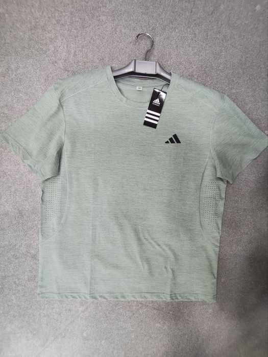 Спортивные футболки Adidas.