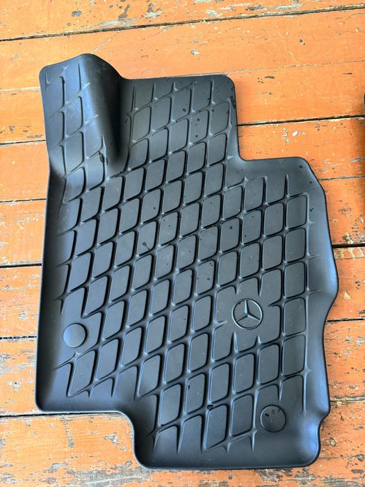 Продаётся Полик Мерседес-Бенз  Б/У Отличном состоянии