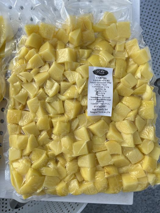 Cartofi proaspeti,curatati,vidati