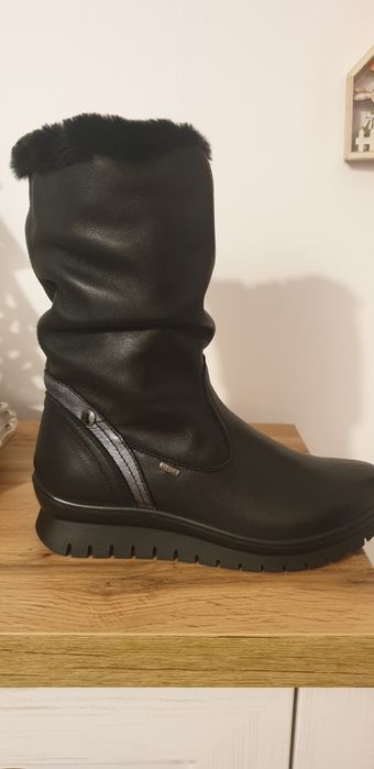 Cizmulite piele negre