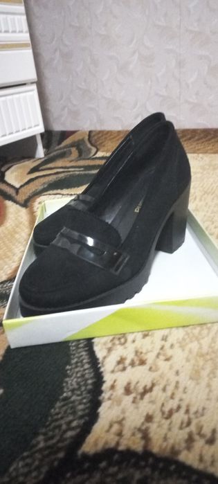 Ayollarga oyoq kiyim