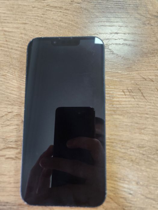 iPhone 13 qora korpusda bir nechta tirnalishlar bor