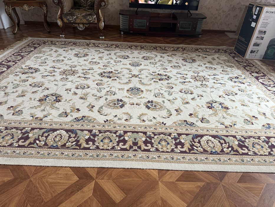 Продам ковры, телевизоры, тумбу под тв, , тренажер