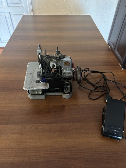 Оверлок трехниточный