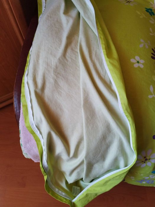 Fata de plapumă, verde cu flori, dimensiuni: 150/220 cm Folosita o dat