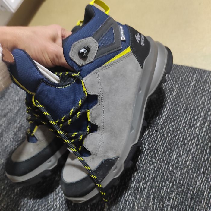 Vând bocanci waterproof quechua  marimea 37