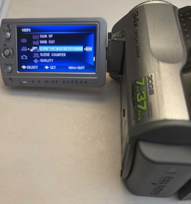 Продавам видеокамера JVC Everio GZ-MG130E