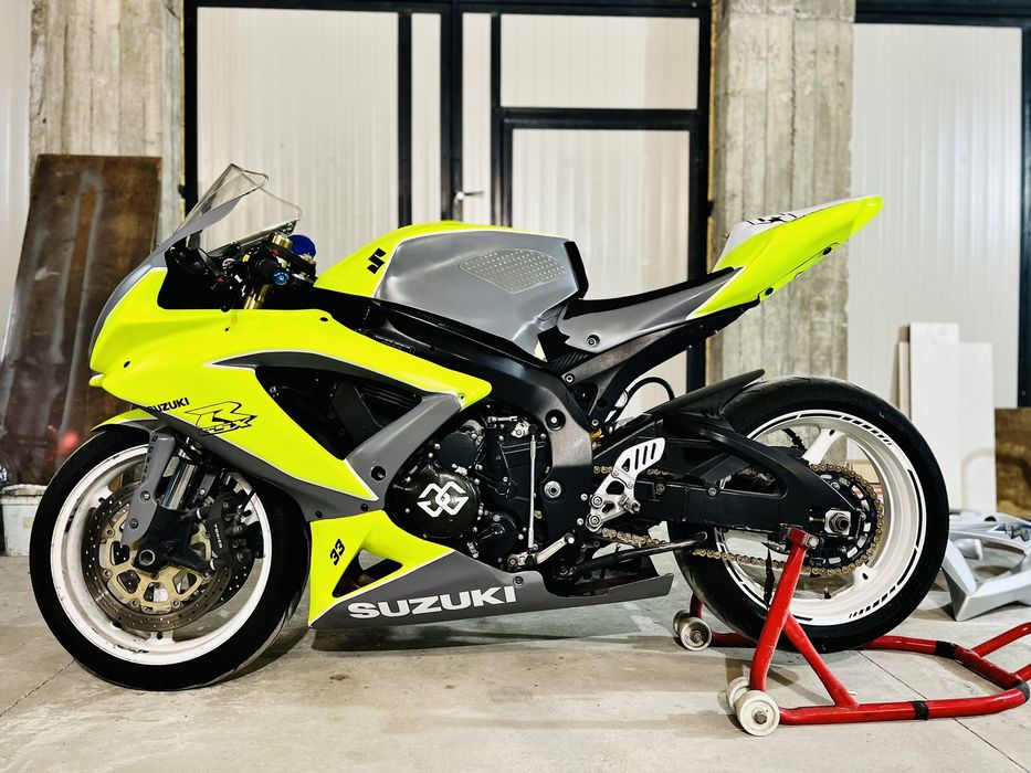 Спойлери за Сузуки к9 от кевлар