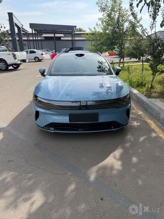 Zeekr 007GT небесного цвета