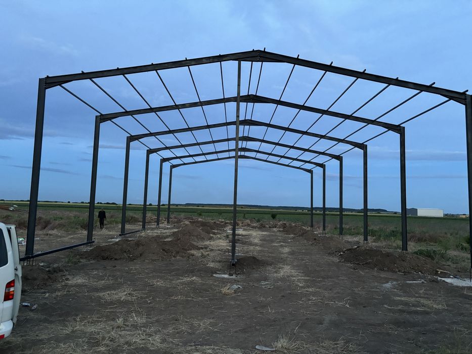 Hale metalice la gata cu panouri Sandwich