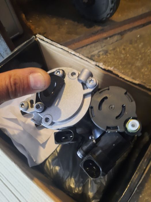 Compresor și bloc de valve