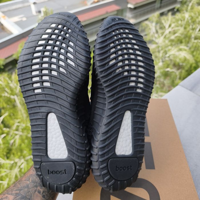Adidas Yeezy Boost 350 V2  42/44
'ONYX'